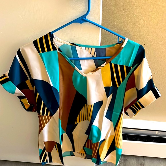 Selling a beautiful blouse size medium - Picture 1 of 5
